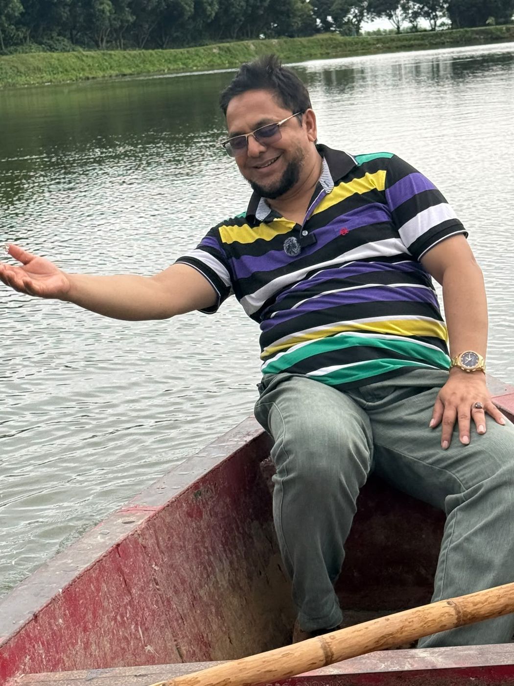 পুকুরে কাঠের নৌকায় ভ্রমণ