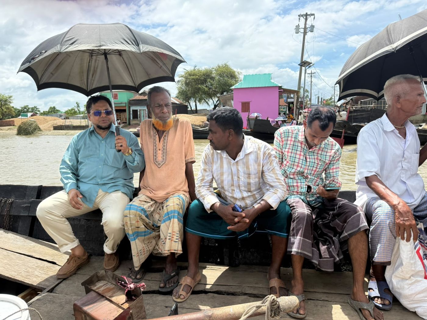স্থানীয় মানুষদের সাথে নদীতে নৌকায় যাত্রা