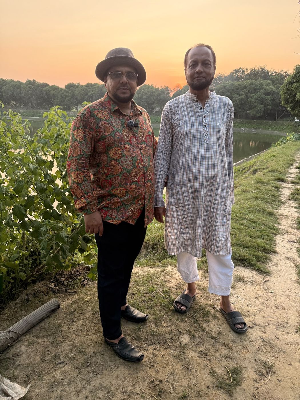 সূর্যাস্তের সময় পুকুর পাড়ে